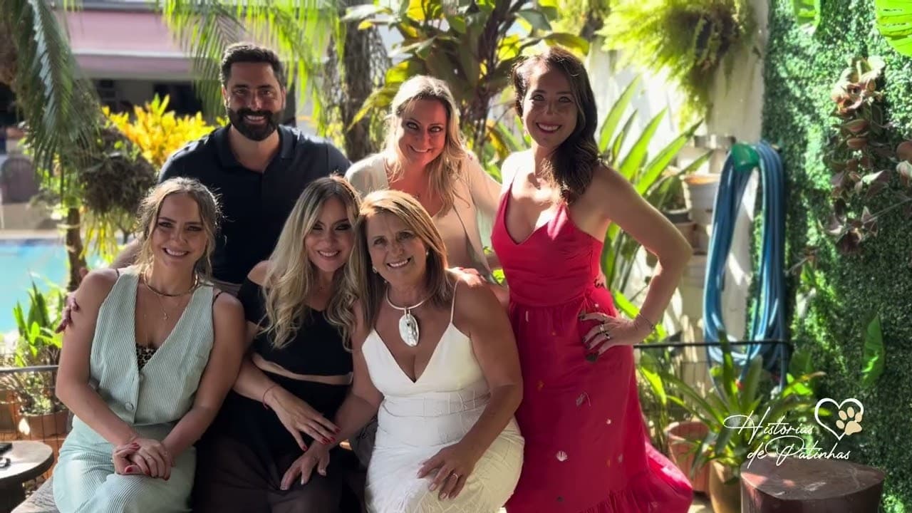 Seis pessoas posando juntas e sorrindo em um jardim, com a marca Histórias de Patinhas no canto